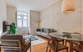 Downtown Sleek Apartment By Lovelystay